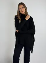 Sweater negro de punto con cuello alto y flecos en el ruedo.