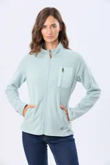 Campera de micropolar con textura en relieve, cierre frontal completo y cuello alto. Presenta un bolsillo vertical con cierre en el pecho y detalles de terminación en color contrastante.