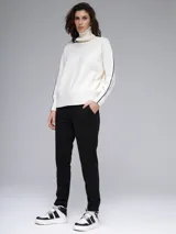 Pantalón negro de corte recto con cordón ajustable en la cintura.