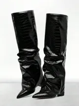 Botas altas negras con estampado de piel de cocodrilo, punta fina y caña arrugada.