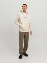 Canguro color beige con capucha, manga larga, calce relajado y bolsillo tipo canguro. Estampado frontal con la leyenda "Originals Studio BROUGHT TO YOU BY JACK&JONES DESIGNED IN COPENHAGEN".
