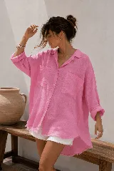 Camisa de lino color rosado, con corte oversize, bolsillos frontales en el pecho, cuello camisero, mangas largas remangadas y terminaciones desflecadas en el ruedo.