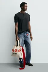 Bolso tipo shopper de tela color beige, con asas cortas y asa de hombro. Estampado frontal con cuatro dados rojos con corazones y texto que dice "SOMETIMES SÍ, SOMETIMES BYE".