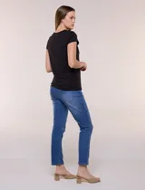 Remera básica blanca de manga corta, con calce al cuerpo, cuello redondo y frente forrado en doble tela.