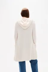 Saco largo de punto con capucha, diseño holgado y bolsillos frontales.