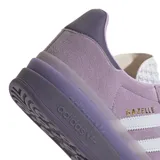 Zapatillas Adidas Gazelle Bold color lila con plataforma de goma y las tres tiras clásicas en blanco.