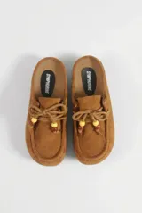 Mocasín destalonado de gamuza color marrón, con diseño tipo zueco, costuras pespunteadas en el empeine, cordones frontales decorados con cuentas y suela plana de goma.