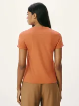 Remera verde claro de algodón, de corte clásico y mangas cortas.