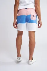 Short de baño con cintura elástica y cordón ajustable, confeccionado en tela ligera de secado rápido. Presenta un estampado botánico integral en tonos amarillos, blancos y azules, con dos bolsillos delanteros y uno posterior.