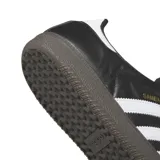 Championes Adidas Samba Adv negros con las tres tiras blancas y suela marrón.