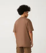 Remera blanca de algodón, corte holgado, cuello redondo alto, manga corta y sisas caídas.