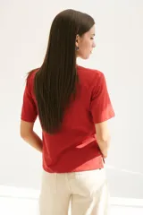 Remera de algodón color rojo con cuello redondo y mangas cortas.