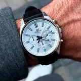 Reloj Casio Edifice plateado con detalles en azul, con correa de cuero negra.