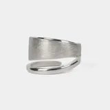 Anillo abierto de diseño contemporáneo, elaborado en plata 925, con una banda superior de acabado cepillado y una banda inferior de acabado pulido brillante.