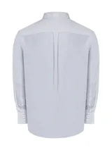 Camisa de manga larga RKF con diseño de rayas verticales finas en tonos azul y gris sobre fondo blanco. Presenta cuello button-down, bolsillo frontal en el pecho con logo bordado y puños ajustables con botones.