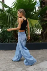 Jeans de denim de tiro alto y pierna ancha tipo extra wide, con bolsillos traseros aplicados y diseño exclusivo de corte amplio con costuras frontales diagonales.