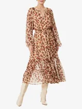 Vestido midi de viscosa con estampado animal, corte holgado, cuello mao con escote en V, mangas largas abullonadas con puños elásticos, fruncido en la espalda, forro, elástico y cordón del mismo tejido, aberturas delanteras y traseras con fruncido.