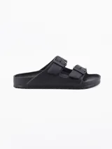 Sandalia tipo slide de una sola tira ancha, color negro, con hebilla ajustable.