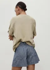 Shorts de algodón estilo denim con diseño de rayas finas, tiro medio, bolsillos y cierre frontal con botón y cremallera.