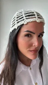 Gorro tipo bucket de crochet color crudo, con diseño de red y lentejuelas.