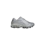 Championes Adidas Megaride F50 color plateado metalizado, con suela tecnológica de amortiguación con múltiples cortes circulares visibles y diseño aerodinámico.