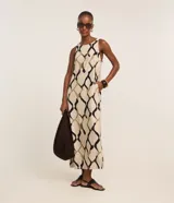 Vestido midi evasé sin mangas, confeccionado en viscolino con 30% de lino. Presenta un estampado abstracto con formas irregulares en tonos degradé.