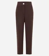 Pantalón zanahoria de poliéster y elastano color negro, de tiro alto, con cierre tradicional, bolsillos traseros y botón metálico con efecto martillado.