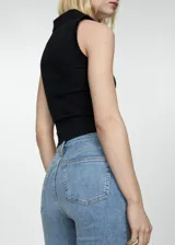 Jeans de tiro alto y corte skinny, confeccionados en tejido de algodón con elástico. Presentan diseño clásico de cinco bolsillos, trabillas para cinturón y cierre frontal con cremallera y botón.