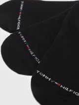 Pack de tres pares de medias invisibles negras de Tommy Hilfiger, con logo de la marca en el borde.