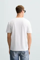 Camiseta blanca de algodón con elasticidad, corte slim fit, cuello en V y mangas cortas.