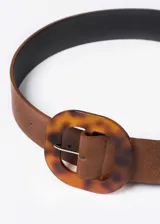 Cinto marrón de cuero sintético con hebilla cuadrada de carey y pasador metálico plateado.