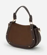 Cartera bandolera de tamaño mediano con cuerpo frontal en gamuza y laterales estructurados. Cuenta con asa corta superior, correa larga ajustable y desmontable, cierre metálico y bolsillo trasero aplicado.