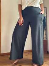 Pantalón palazzo gris oscuro, confeccionado en lycra de algodón, con tiro alto, bolsillos laterales y faja ancha en la cintura.