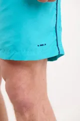 Short de baño verde con cintura elástica y cordón ajustable.