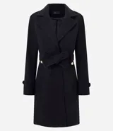 Saco de corte entallado confeccionado en polyvelour, con cuello tipo blazer, cierre cruzado, mangas largas con detalles en los puños, lazo ajustable en la cintura y botones metalizados decorativos.