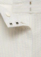 Short de tiro alto a rayas verticales en tonos beige y celeste, con trabillas para cinturón, bolsillos laterales y traseros.