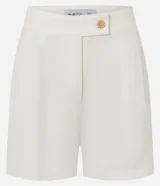 Short de cintura alta confeccionado en mezcla de viscosa y lino, con diseño de pliegues frontales, cierre con botón y bolsillos laterales.