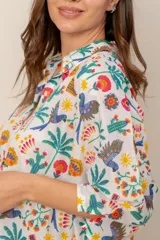 Vestido corto camisero con estampado de rayas multicolores, cuello camisero, mangas tres cuartos y cierre frontal de botones.