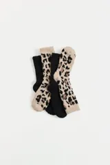 Pack de dos pares de medias de textura afelpada y suave. Incluye un par liso en color negro y un par con estampado animal print en tonos beige y negro.