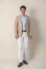 Saco de lino corte slim fit, color beige, con solapa de muesca, cierre frontal de dos botones y bolsillos con solapa.