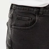 Pantalón jean de corte mom color negro gastado, tiro alto y largo al tobillo.