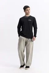 Pantalón de jean con corte super baggy, de tiro medio, con diseño amplio y holgado en piernas y cadera.