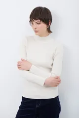 Polera de tejido morley con cuello alto, manga larga y ajuste al cuerpo.