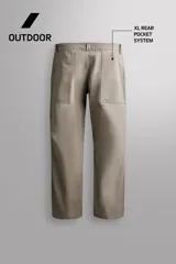 Pantalón de corte tapered fit color beige, confeccionado en tejido ligero de algodón con estructura rip stop. Cuenta con bolsillos de plastrón delanteros con acceso curvado, pinzas en las rodillas para mayor movilidad, y cierre frontal con cremallera y botón a presión.
