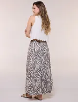 Falda larga de corte evasé con diseño estampado animal print estilo cebra en tonos beige y gris oscuro. Cuenta con tiro alto y pretina elástica fruncida.