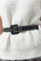 Cinturón de cuero sintético negro con costuras decorativas en hilo blanco en los bordes y hebilla cuadrada al tono.