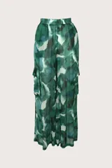Pantalón ancho de tiro alto con cintura elástica y bolsillos cargo a los lados. Confeccionado en tela ligera con estampado abstracto en tonos verdes y azules.