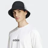Remera blanca de algodón con cuello redondo y logo Adidas lineal en color negro en el pecho.