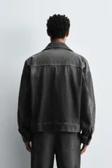 Sobrecamisa de corte regular confeccionada en denim de algodón con efecto lavado. Presenta cuello solapa, cierre frontal con botones, mangas largas con puños abotonados y bolsillos de vivo en la cadera.