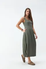 Vestido midi negro con escote cuadrado, tirantes anchos y falda de corte acampanado.